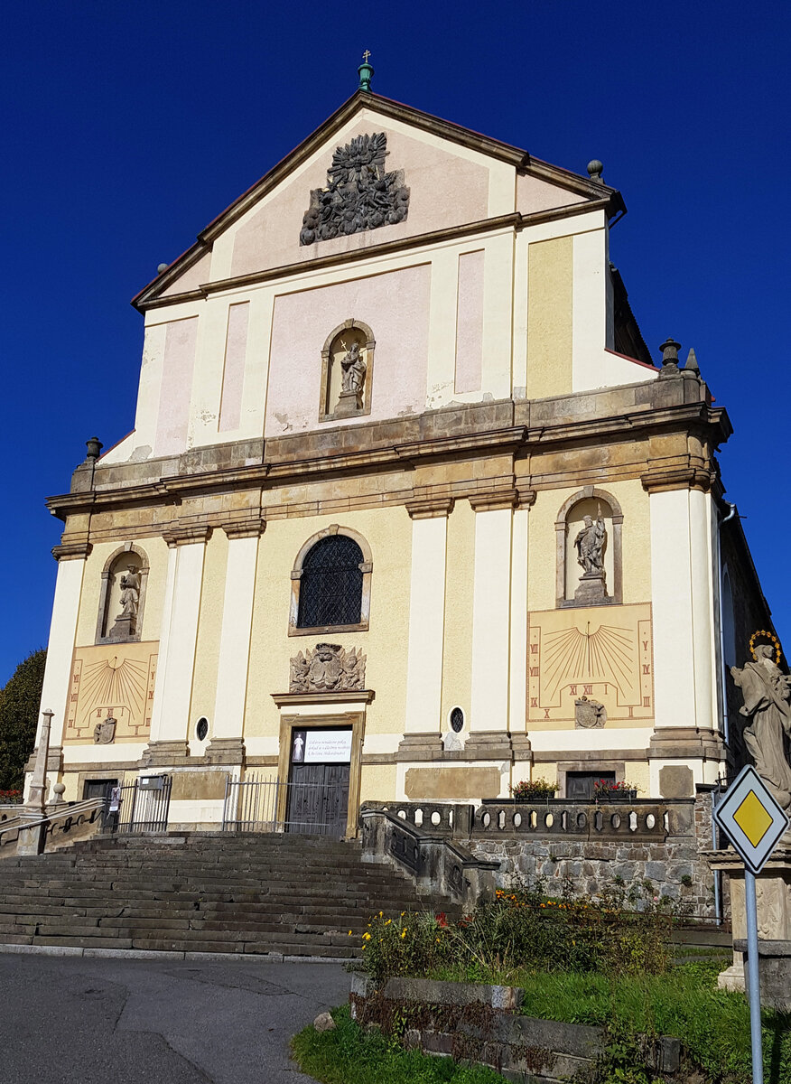 Giebelseite der Kirche des heiligen Nikolaus, Mikulasovice (Nixdorf im Schluckenauer Zipfel); auffllig sind zwei groe Sonnenuhren; 17.10.2022
