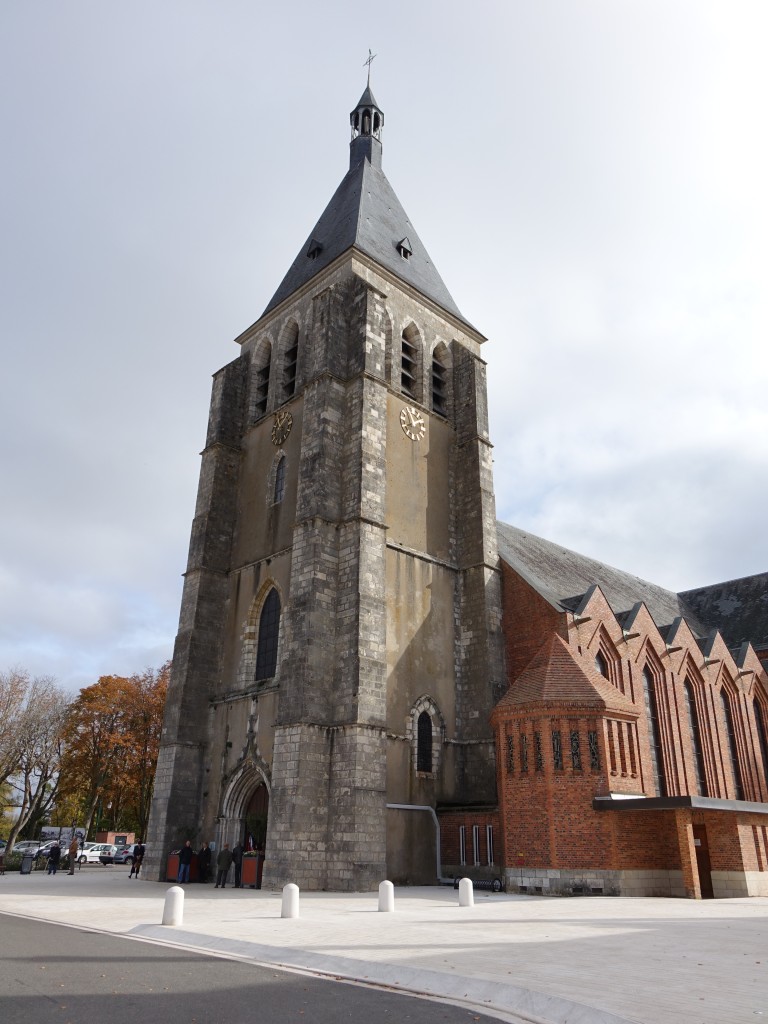 Gien, St. Jeanne d´Arc Kirche, nach Zerstrung 1940 Wiederaufbau bis 1954, Kirchturm von 1495 (29.10.2015)