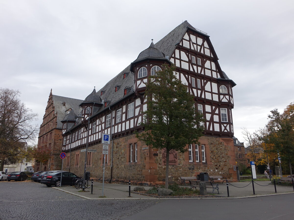 Gieen, neues Schloss, langgestreckter Rechteckbau mit Fachwerkobergeschoss (31.10.2021)