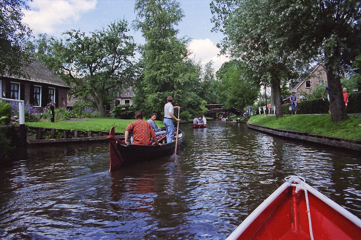 Giethoorn ist eine Ortschaft von 2500 Einwohnern in der Provinz Overijssel, Niederlande. Sie wird wegen der vielen Grachten im Ort auch das Venedig des Nordens genannt. Dieses acht Kilometer lang geschlngelt um einen Dorfkanal (dorpsgracht) angelegte Dorf liegt inmitten des Naturschutzgebietes De Wieden. Aufnahme: Juli 1996 (Bild vom Dia).