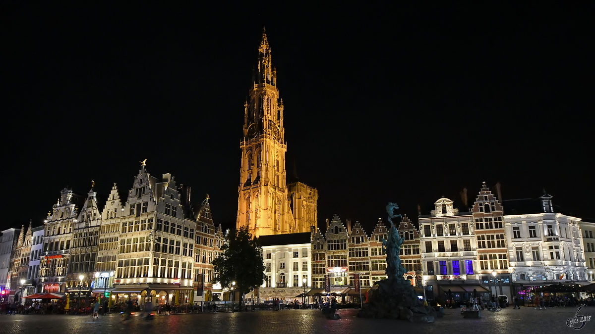 Gildehuser am Groen Markt und die Kathedrale zu Antwerpen Ende Juli 2018.