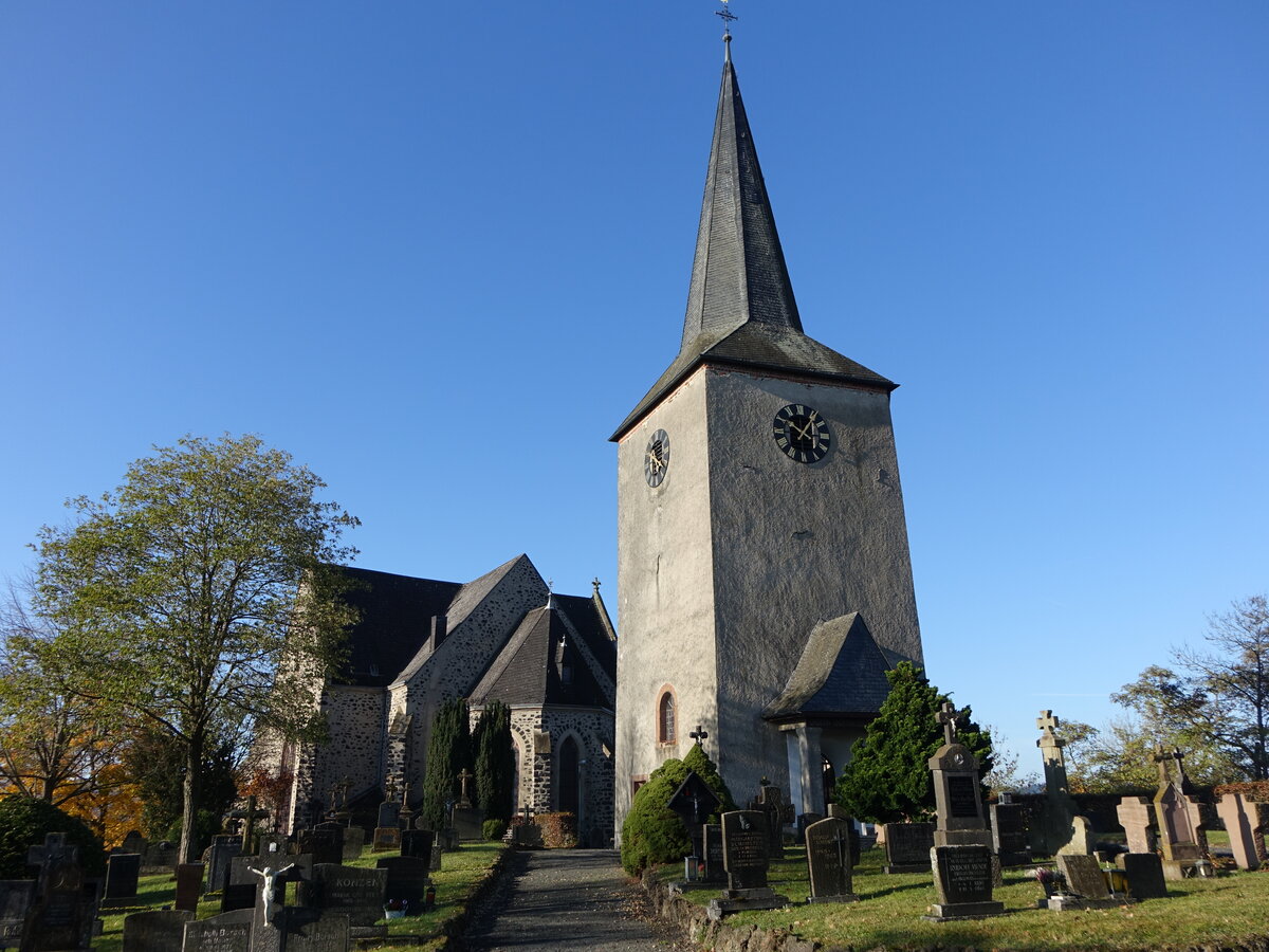 Gillenfeld, Pfarrkirche St. Andreas, neugotischer Basaltbruchsteinbau erbaut von 1898 bis 1899 (08.11.2025)