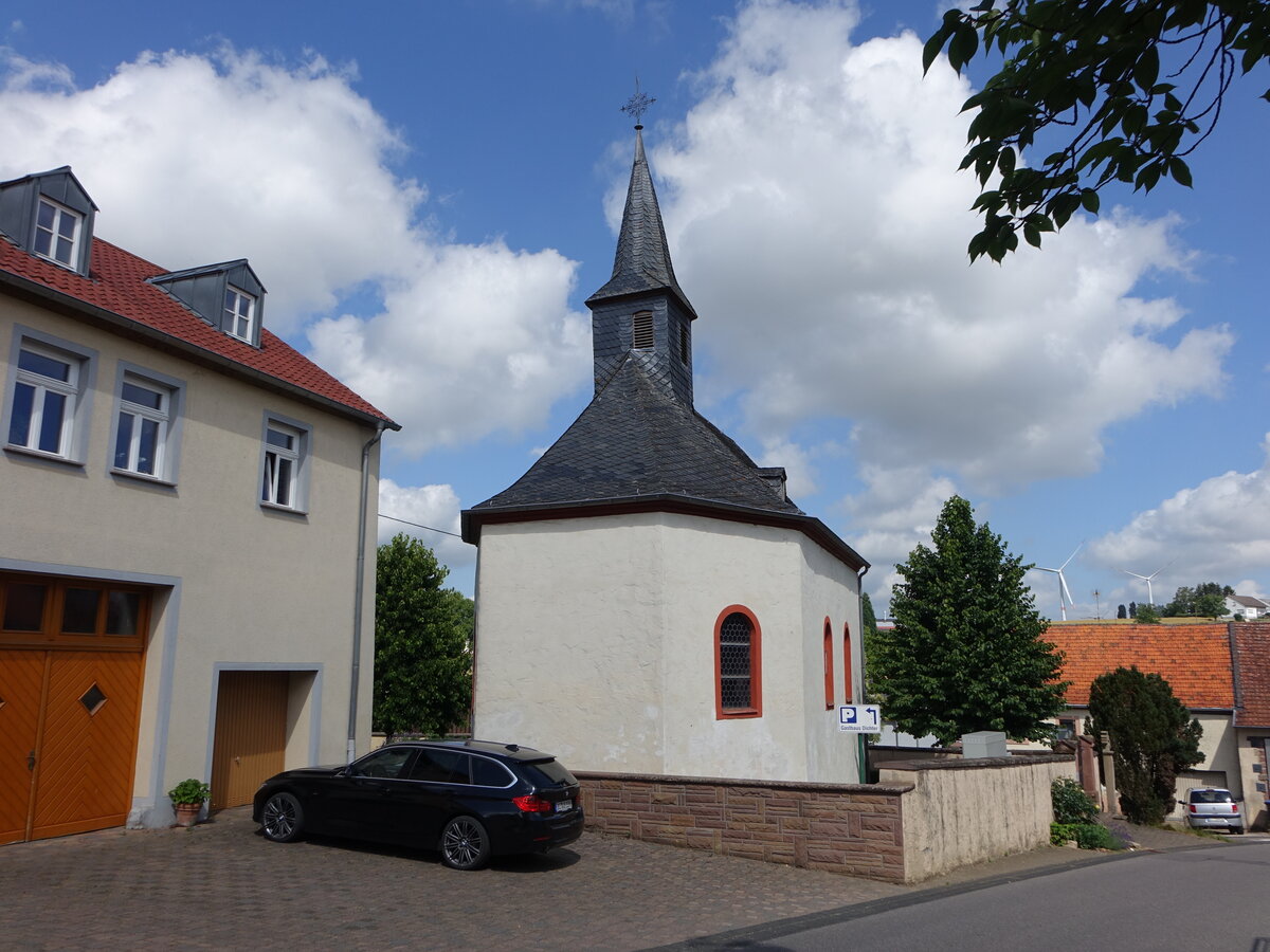 Gilzem, alte kath. Pfarrkirche St. Johannes der Tufer, kleiner Saalbau von 1782 (23.06.2022)