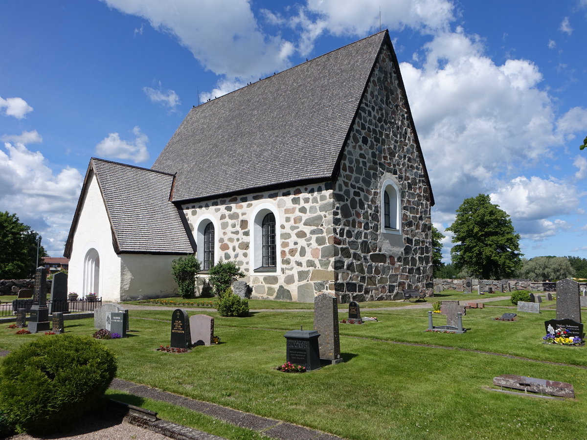 Gimo, Ev. Kirche, rechteckigen Langhaus mit geradem Chor im Osten, erbaut im 14. Jahrhundert (23.06.2017)