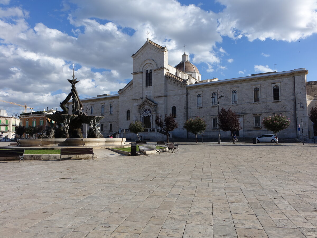 Giovinazzo, Kirche San Domenico und Instituto Vittorio Emanuele II. an der Via Bari (27.09.2022)