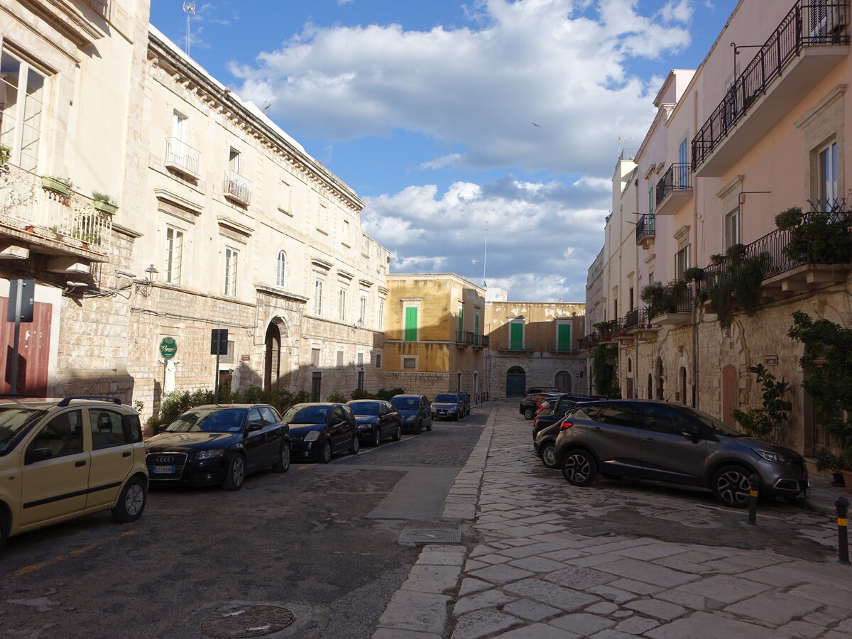 Giovinazzo, Palazzo Ducale an der Piazza Duomo (27.09.2022)