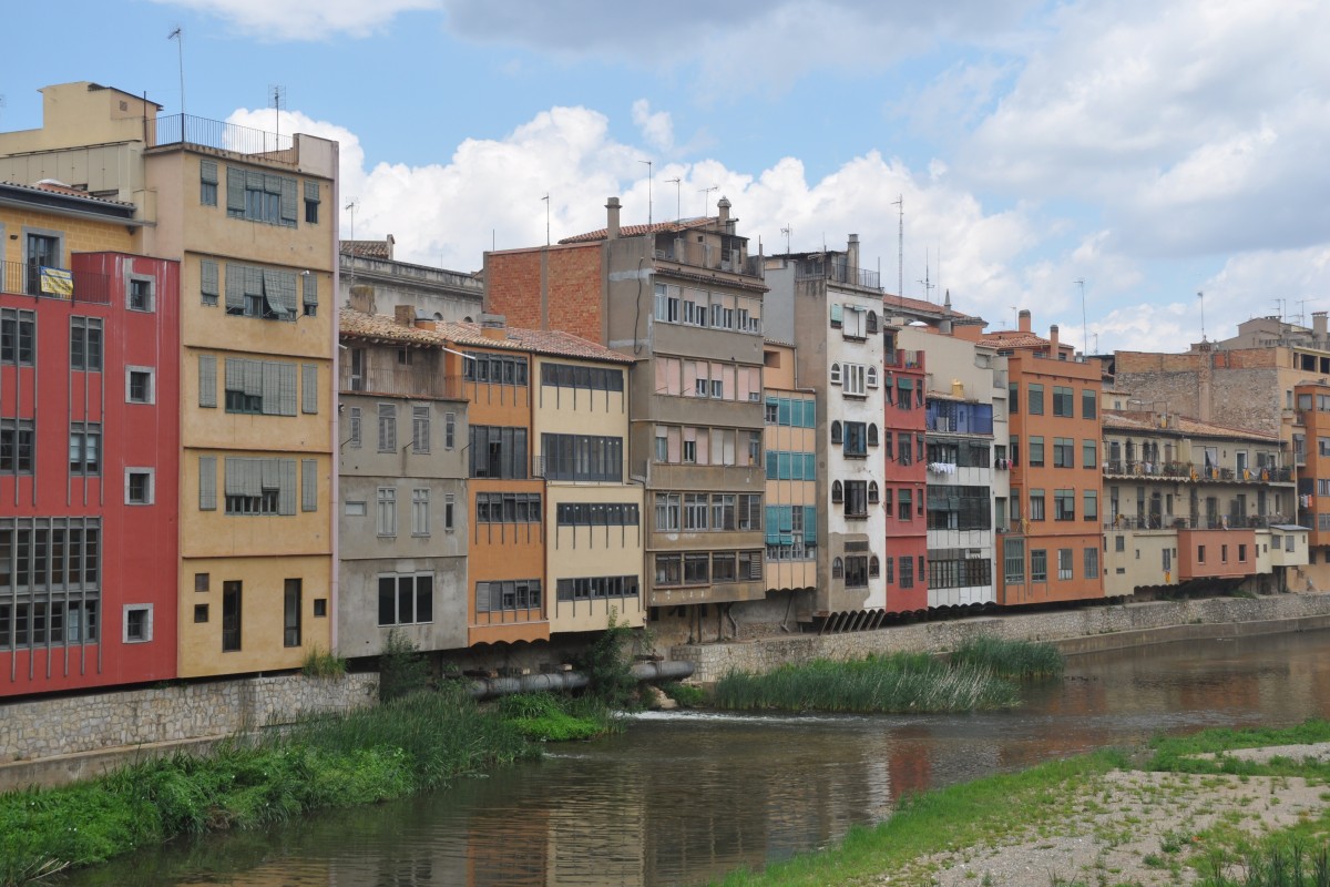 GIRONA (Provincia de Girona), 14.06.2015, Huserfront am Rio Onyar