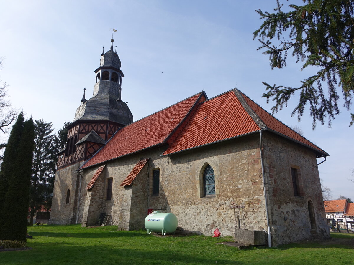 Gittelde, evangelische St. Johannes Kirche, Saalkirche mit eingezogenen Chor, erbaut im 17. Jahrhundert (19.03.2024)