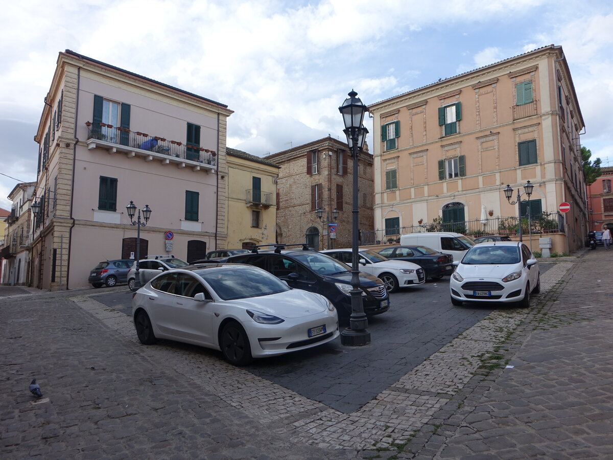 Giulianova, Huser an der Piazza Dante (16.09.2022)