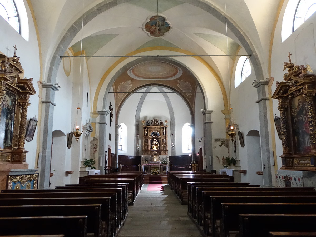 Giustino, barocker Innenraum der Pfarrkirche St. Lucia, Hochaltar 1. Hlfte des 16. Jahrhundert (16.09.2019)