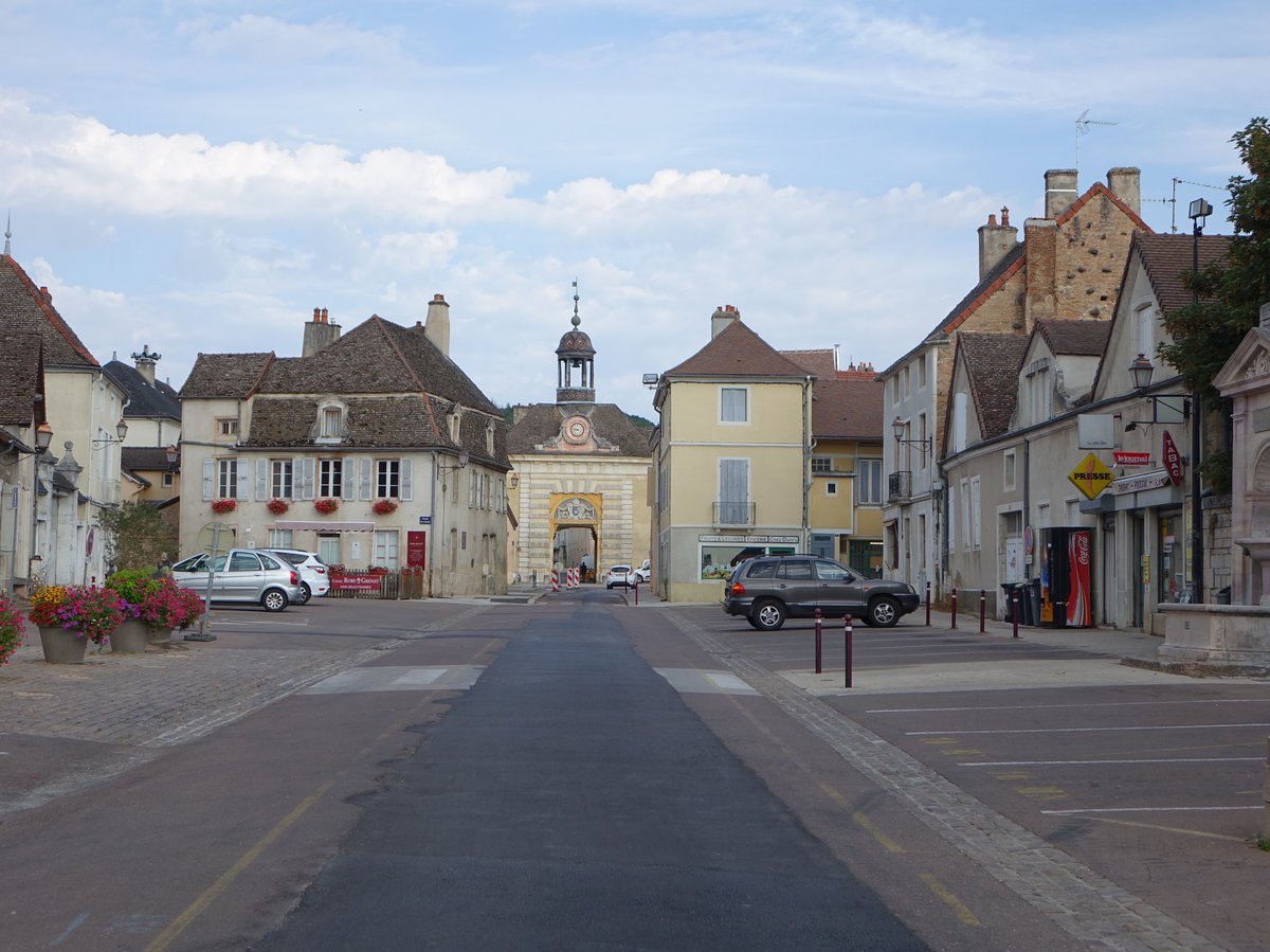 Givry, Rathaus aus dem 18. Jahrhundert mit einer Tr in Form des Arc de Triomphe (01.08.2018)