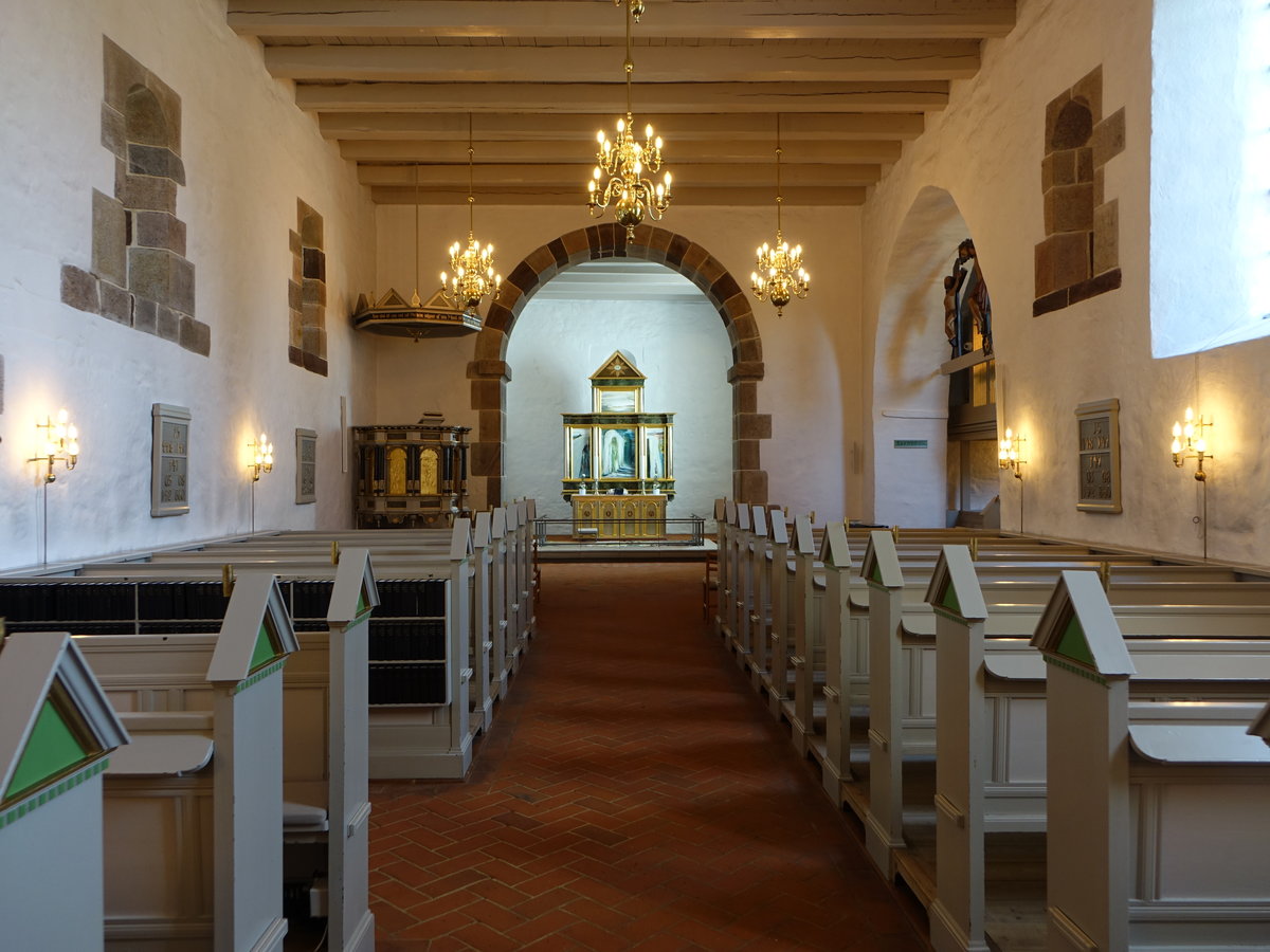 Gjellerup, Altar von 1700 und Kanzel in der Ev. Kirche (25.07.2019)