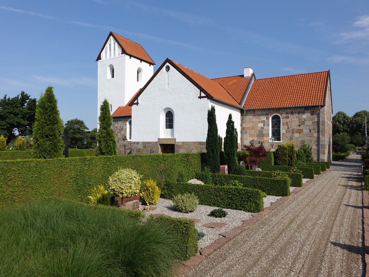 Gjellerup, romanische Ev. Kirche aus Granitquadern, erbaut im 12. Jahrhundert, Kirchturm sptgotisch (25.07.2019)