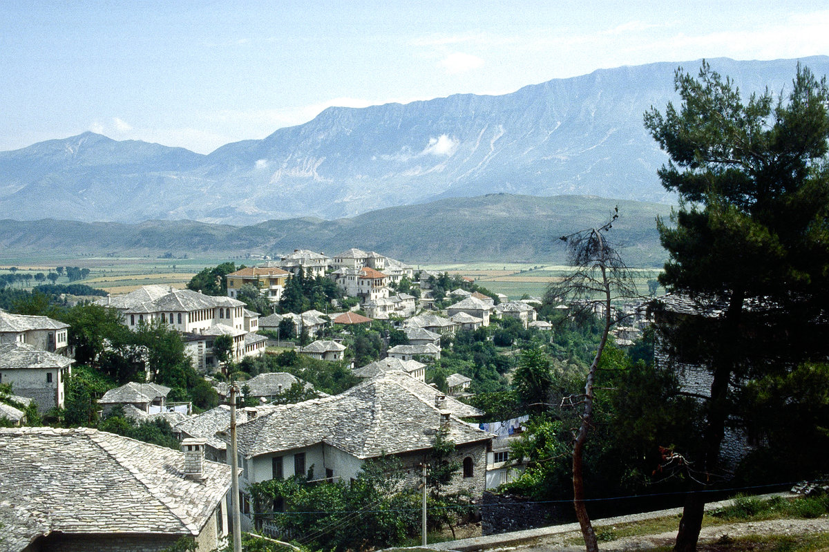 Gjirokastra zhlt seit 2005 zum UNESCO-Welterbe. Sie ist eine der ltesten Stdte des Landes und wichtiges kulturelles Zentrum Sdalbaniens. Die Stadt ist Geburtsort des ehemaligen Diktators Enver Hoxha. Bild vom Dia. Aufnahme: Juni 1992.