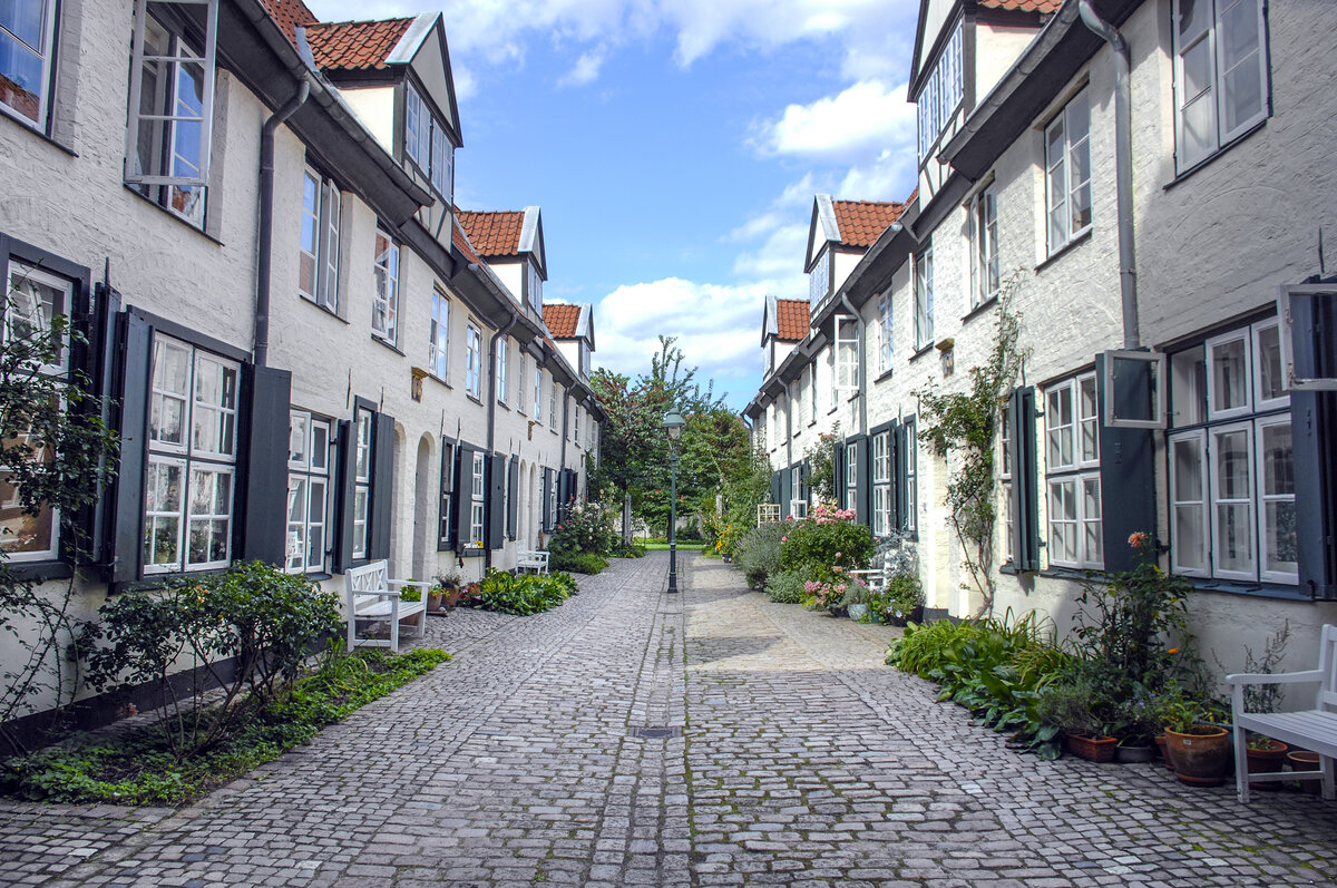 Glandorps Hof, Glockengieerstrae 45–53, Lbeck - Die Gnge und Hfe in Lbeck (besonders dicht erhalten im Norden an den Straen Engelswisch, Engelsgrube und Glockengieerstrae sowie im Sden rund um den Lbecker Dom, aber auch sonst im Gebiet der Innenstadt, mit Ausnahme der kriegszerstrten Bereiche) sind ein berrest aus dem mittelalterlichen Stdtebau. Aufnahme: 21. August 2021.