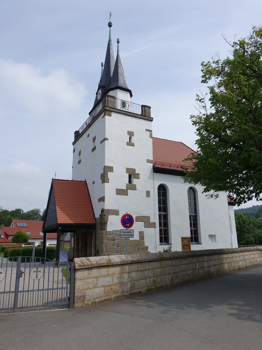 Glashtten, Ev. Pfarrkirche St. Bartholomus, Saalbau mit eingezogenem Chor und Westbau mit drei Trmchen, erbaut von 1617 bis 1618 (19.05.2018)