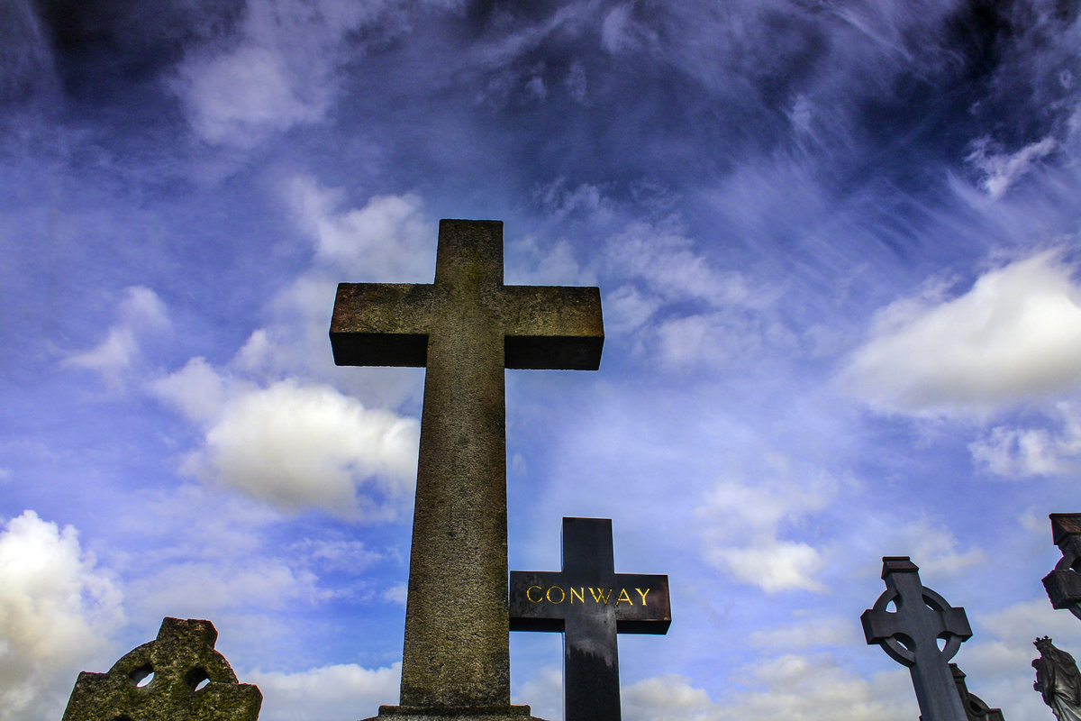 Glasnevin Cemetery ist mit einer Flche von 50 ha der grte Friedhof Irlands. 1832 wurde in Glasnevin, einem nrdlichen Stadtteil von Dublin, auf Initiative von Daniel O’Connell eine Grablege fr irische Katholiken gegrndet. Aus ihm entwickelte sich der irische Nationalfriedhof.
Aufnahme: 11. Mai 2018