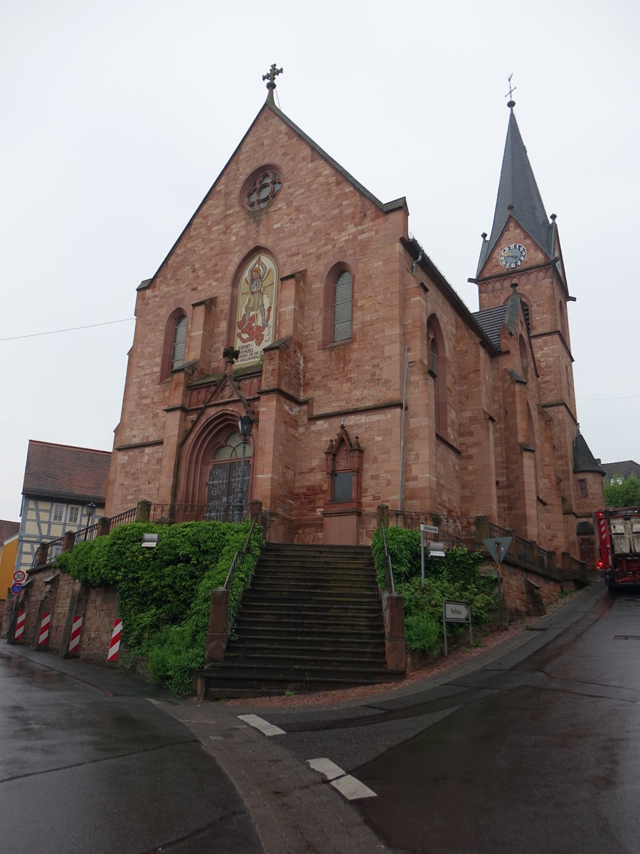 Glattbach, kath. Pfarrkirche Maria Himmelfahrt, neugotischer Saalbau aus unverputzten Rotsandsteinquadern, erbaut von 1901 bis 1902 (13.05.2018)
