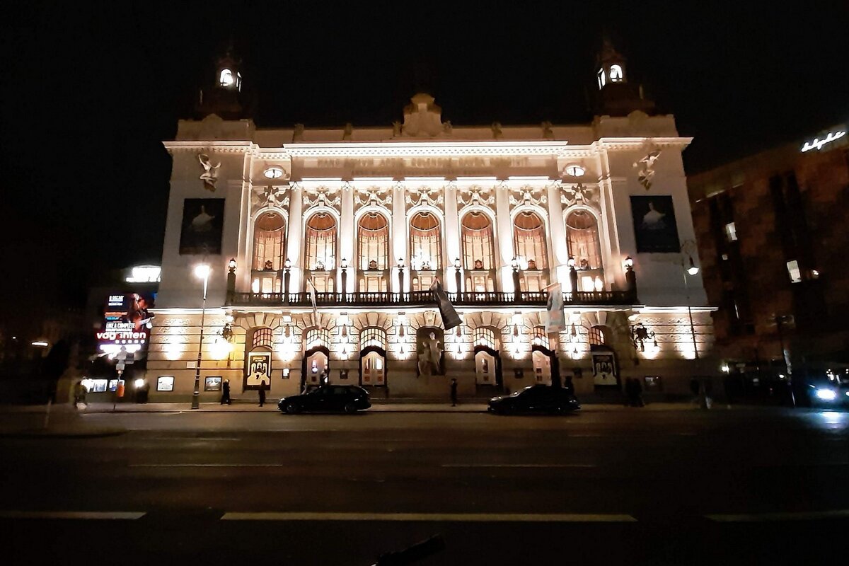 Gleich am Anfang der quirligen Berliner Kantstrae in der Nhe des Zoologischen Gartens befindet sich Berlins ltestes Musical-Theater, das Theater des Westens.
Der wilhelminische Prachtbau wurde 1896 erffnet und gehrt zu den traditionsreichsten Bhnen Deutschland. Am 12.03.25.
