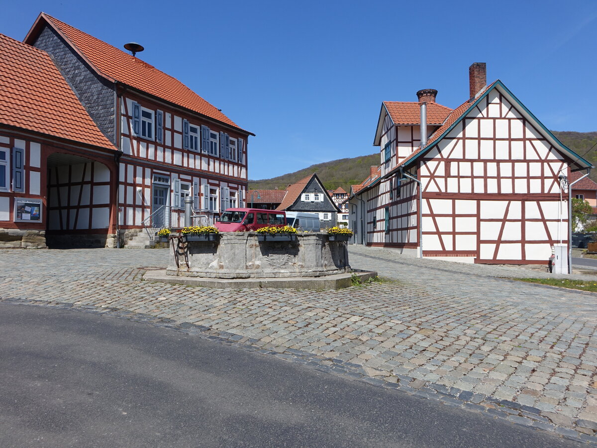 Gleichamberg, Fachwerkhuser und Brunnen am Kirchplatz (09.05.2021)