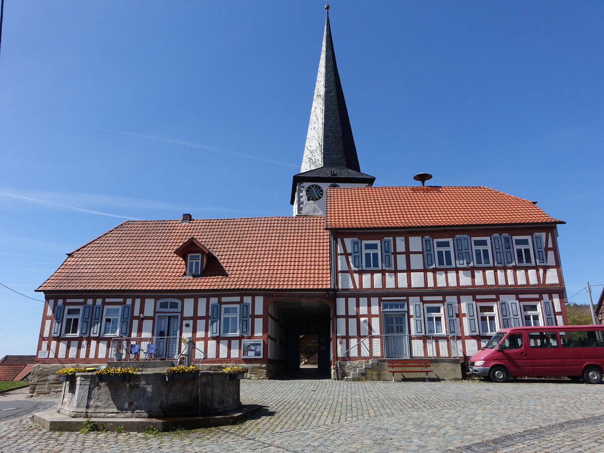 Gleichamberg, Pfarrkirche St. Nikolaus, Torhaus und Alte Schule am Dorfplatz (09.05.2021)
