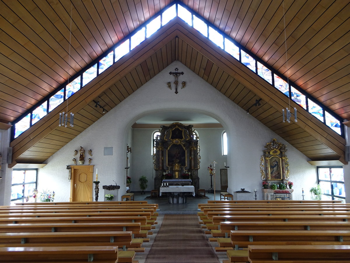 Gleiritsch, moderner Innenraum mit barockem Hochaltar in der Pfarrkirche Maria Magdalena (04.06.2017)