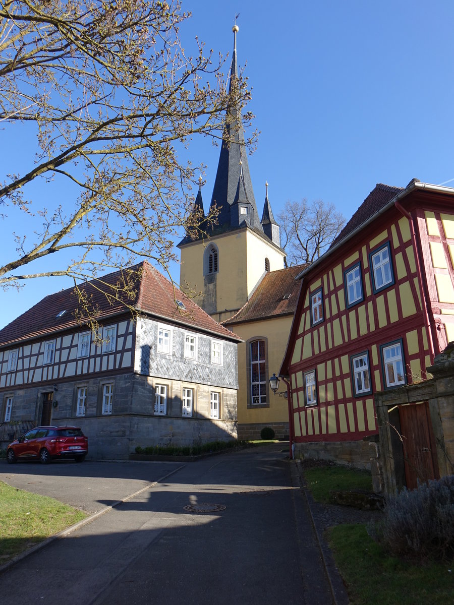 Gleuen, Ev. Kirche und Pfarrhaus am Lindenplatz, Kirche erbaut von 1831 bis 1836, Pfarrhaus erbaut 1857 (07.04.2018) 