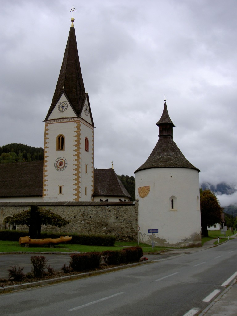 Gldnitz, St. Margareta Kirche, erbaut ab 1370 mit Wehrkirchhof und Rundkarner (30.09.2013)