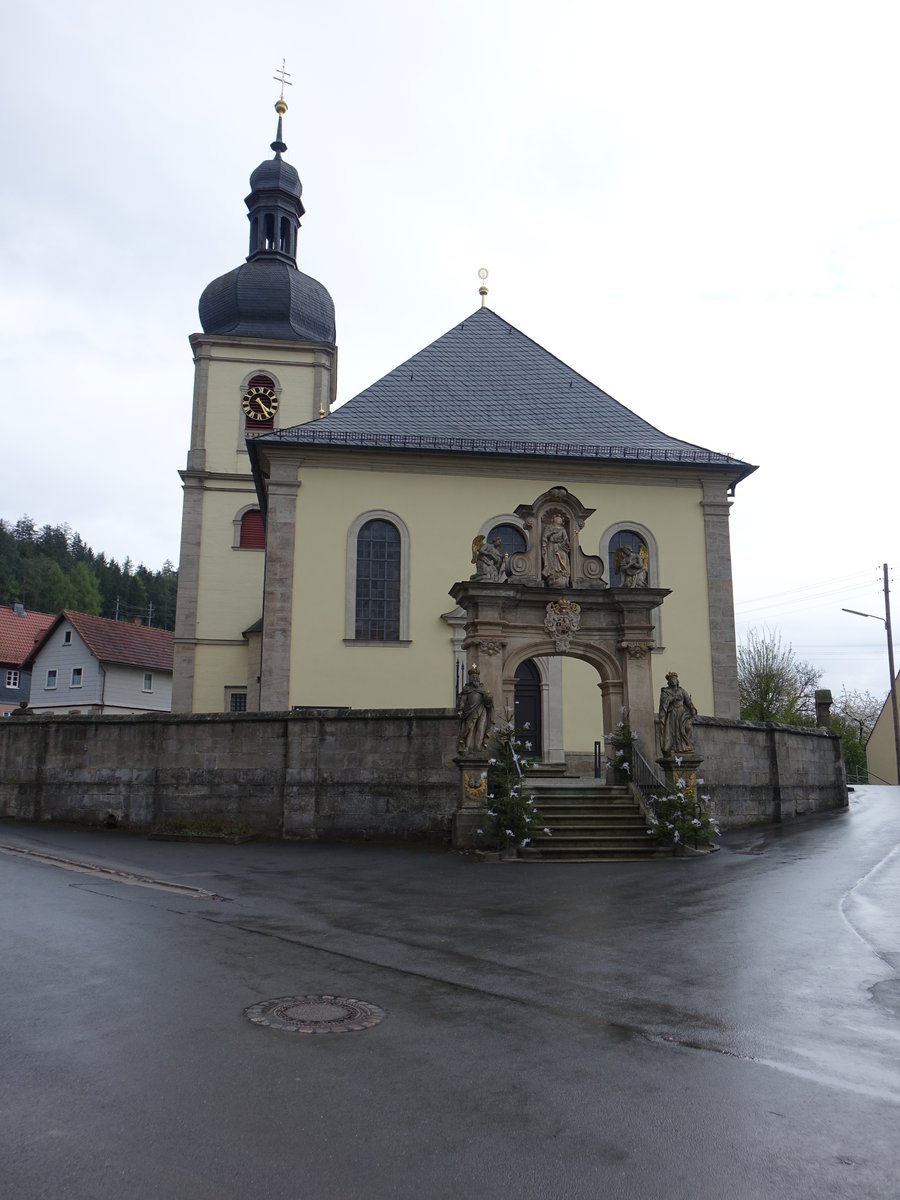 Glosberg, kath. Wallfahrtskirche Maria Geburt, Walmdachbau mit Sandsteingliederung und eingezogenem Chor von 1728, dreigeschossiger Turm mit welscher Haube erbaut von 1734 bis 1735 nach Plnen von Balthasar Neumann (15.04.2017)