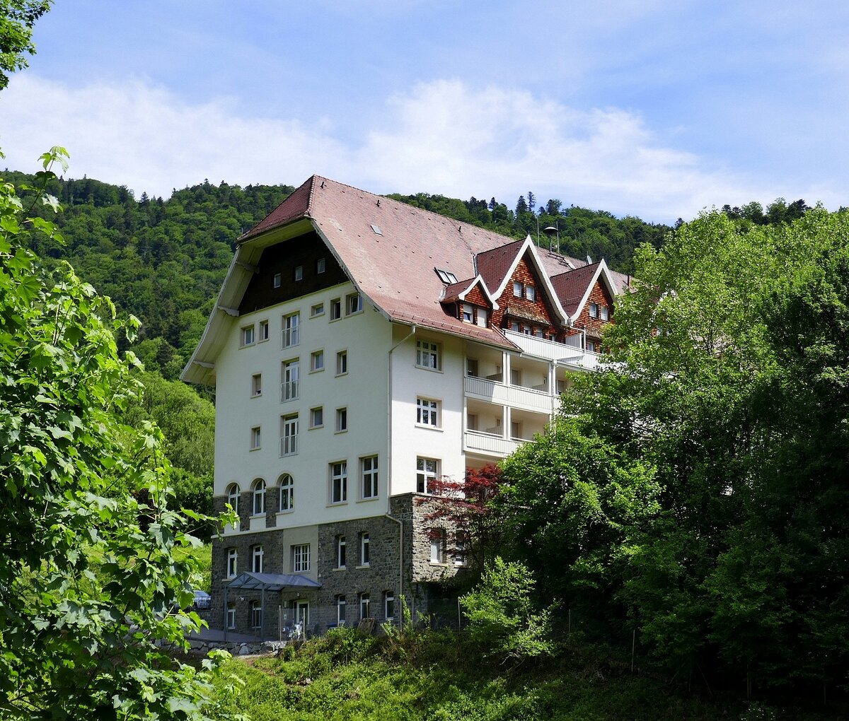 Glottertal, der 1913-14 erbaute Carlsbau diente als Auenkulisse der Schwarzwaldklinik in der gleichnamigen ZDF-Fernsehserie, Mai 2022