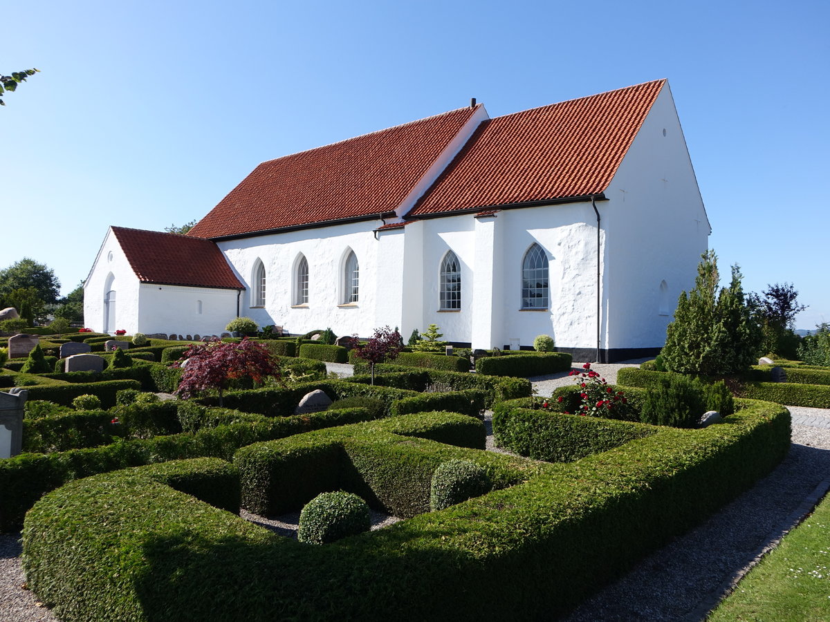 Glud, romanische Ev. Dorfkirche, erbaut im 12. Jahrhundert (23.07.2019)