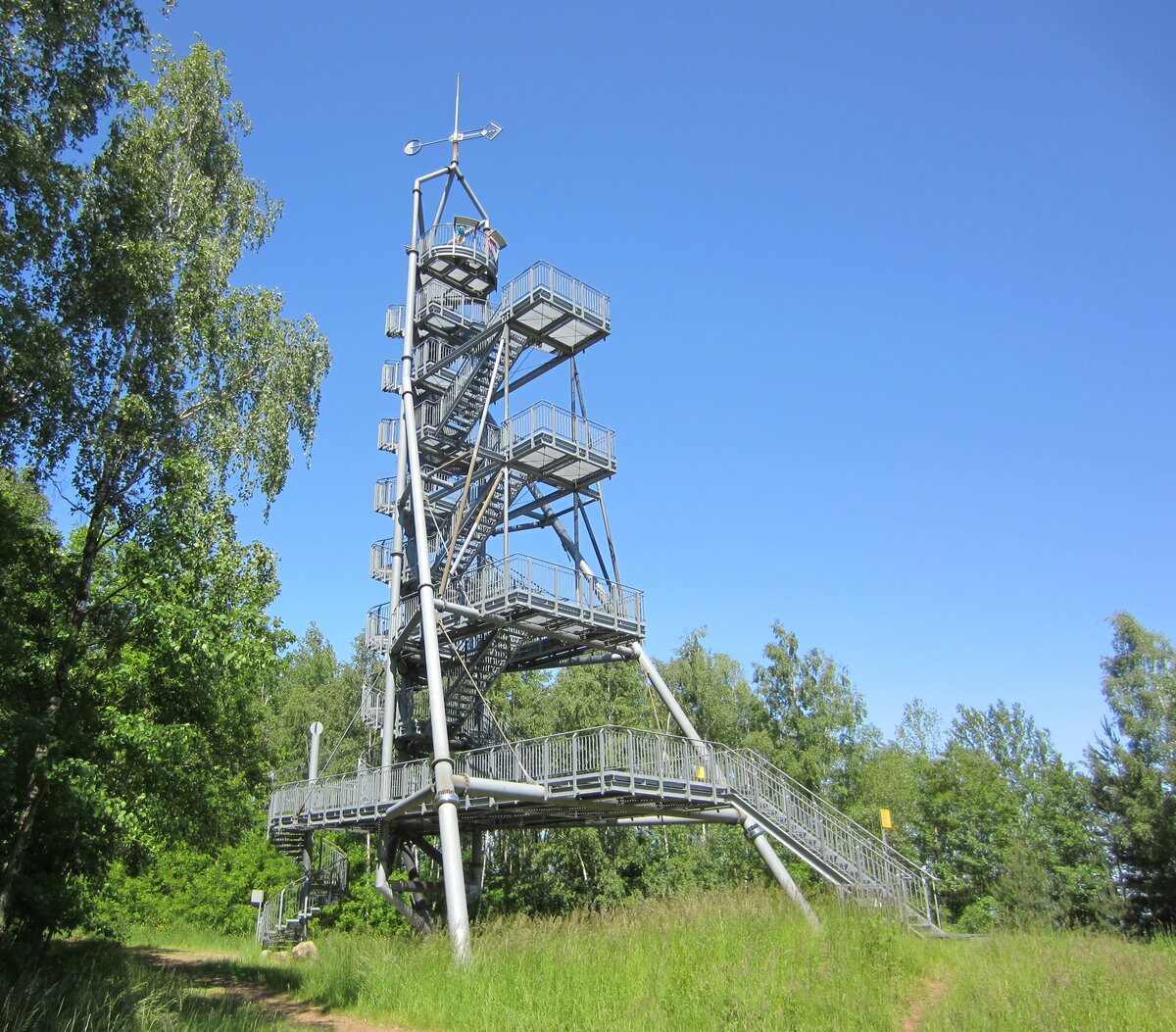 Glck-Auf-Turm bei Oelsnitz im Erzgebirge. Dieser 36m hohe Aussichtsturm wurde 2000 auf einer Bergbauhalde im Stil eines Frderturmes errichtet. Aufnahme vom 04.06.2023.