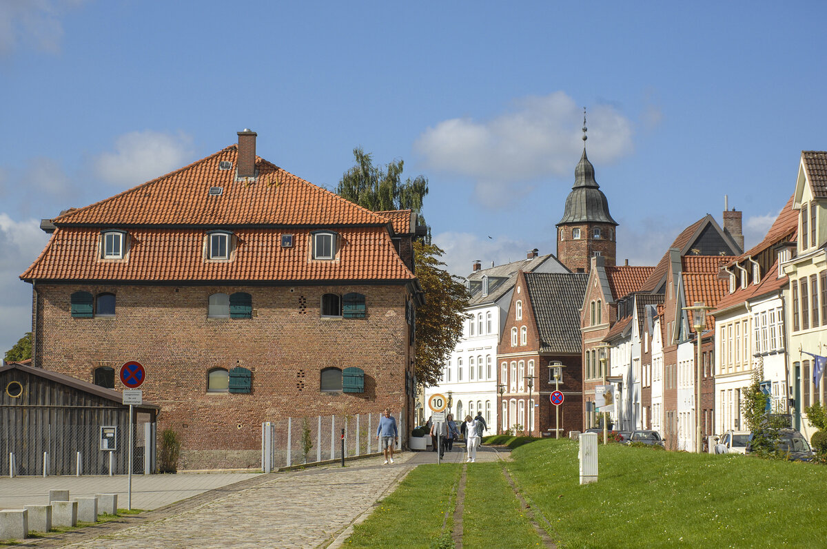 Glckstadt an der Elbe - Ein gedrungen aussehendes Speichergebude (links im Bild) erinnert an den einstigen Hafenbetrieb im heutigen Binnenhafen. Das quadratische Gebude mit den deutlich sichtbaren Aufzugseinrichtungen wurde 1827 erbaut. Seinen heutigen Namen erhielt es, weil die Glckstdter Heringsfischerei das Bauwerk von 1894 bis 1976 als Salzlager nutzte. Aufnahme: 22. September 2021.