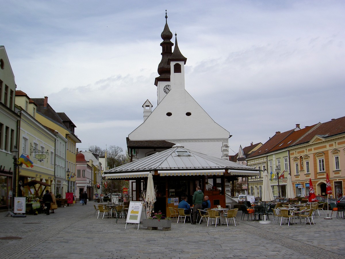 Gmnd, Altes Rathaus am Stadtplatz, erbaut im 16. Jahrhundert (18.04.2014)