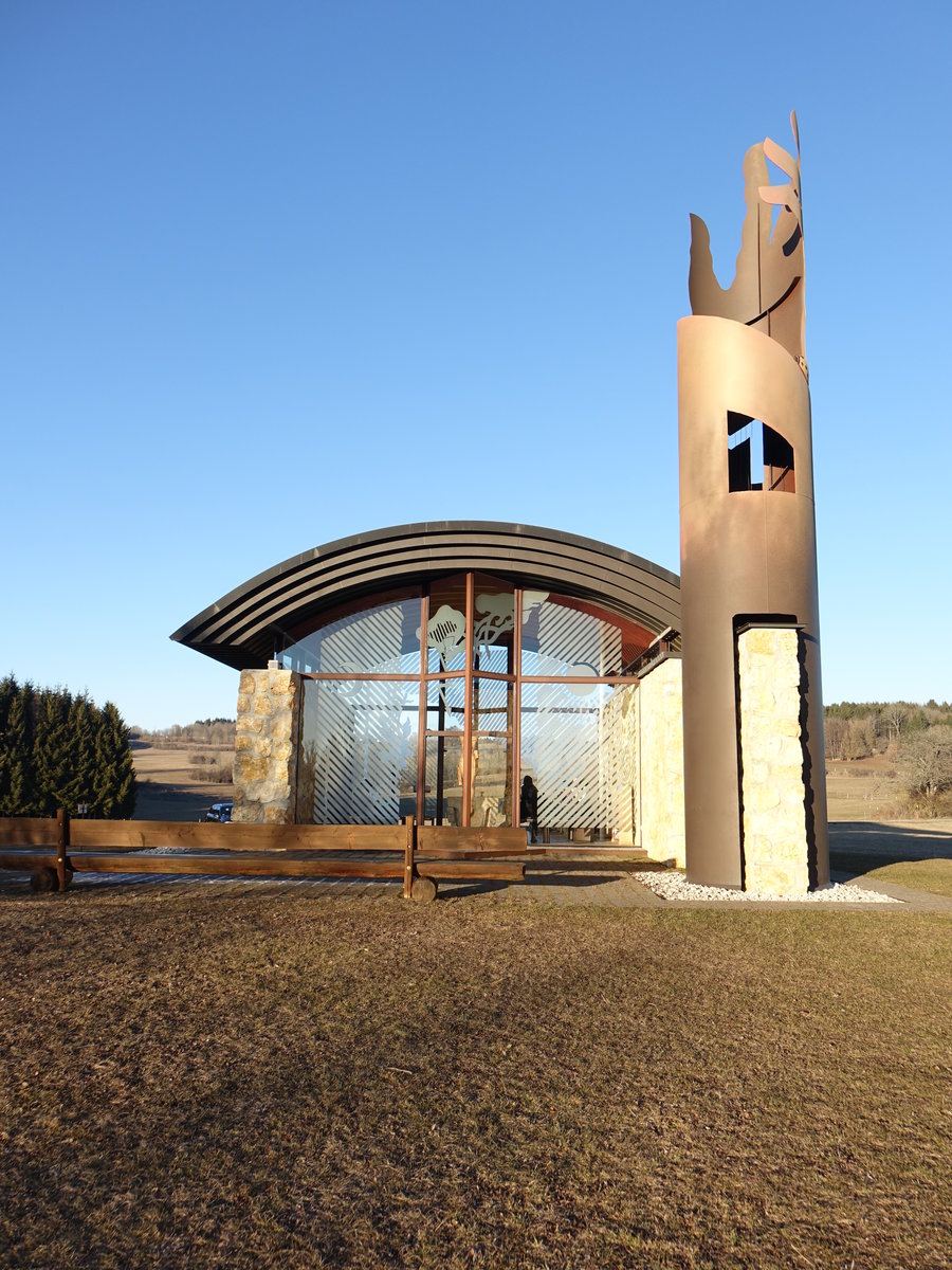 Gnadenweiler, Wallfahrtskapelle Maria, Mutter Europas auf dem Groen Heuberg, geweiht am 9. Juni 2007 durch Bischof em. Viktor Josef Dammertz, das kupferne Regenbogendach wird von zwlf Balken getragen, die auf die zwlf Stmme Israels und die Zwlf Apostel hinweisen sollen (31.12.2016)