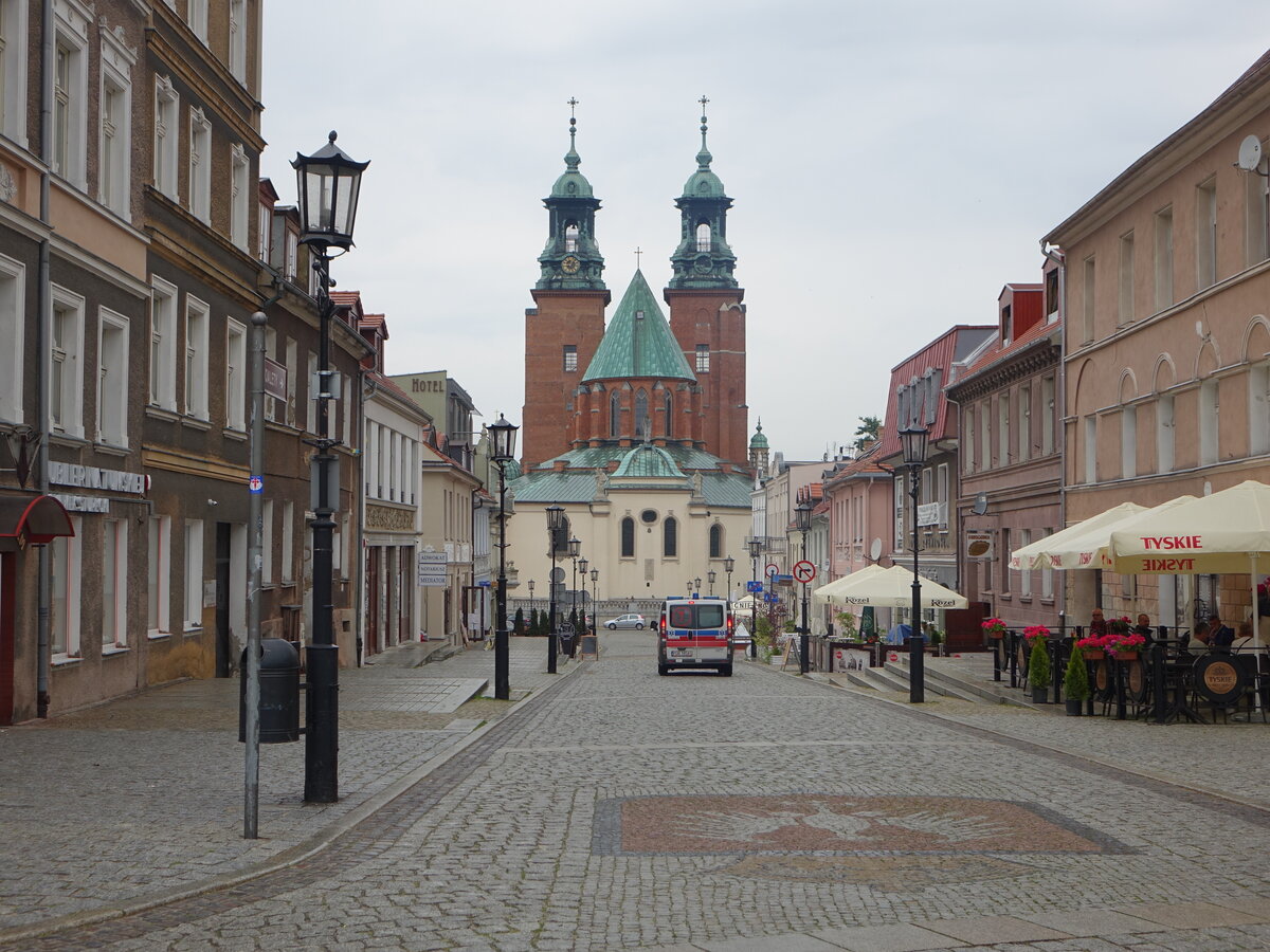 Gniezno / Gnesen, Blick in die Tomska Strae mit den Trmen der Kathedrale (12.06.2021)