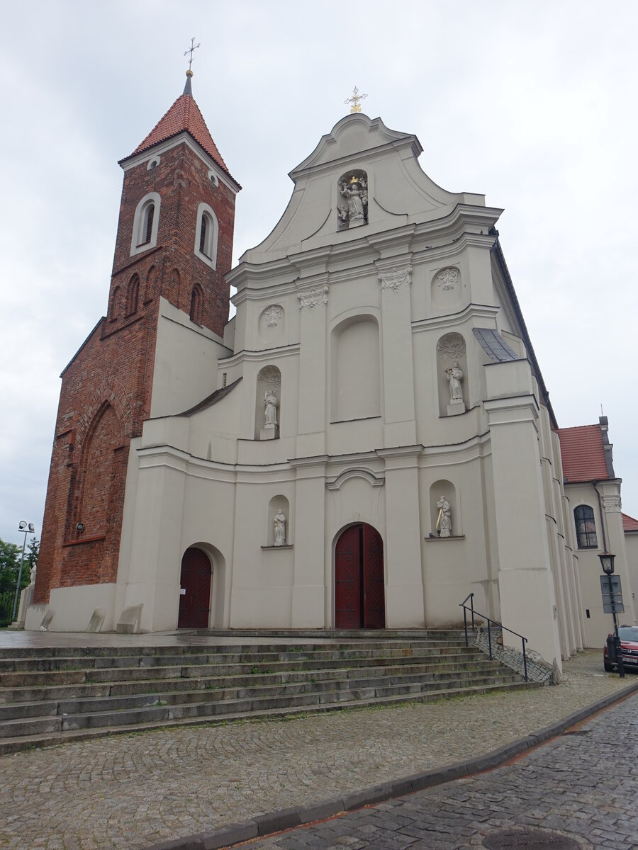 Gniezno / Gnesen, Franziskanerkirche, einschiffige Klosterkirche aus dem 13. Jahrhundert, Fassade von 1613, neugotischer Umbau von 1930 bis 1932 (12.06.2021)