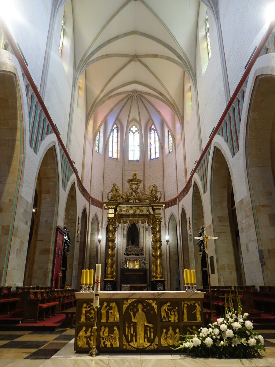 Gniezno / Gnesen, Hochaltar mit Reliquiar des hl. Adalbert in der Kathedrale Maria Himmelfahrt (12.06.2021)