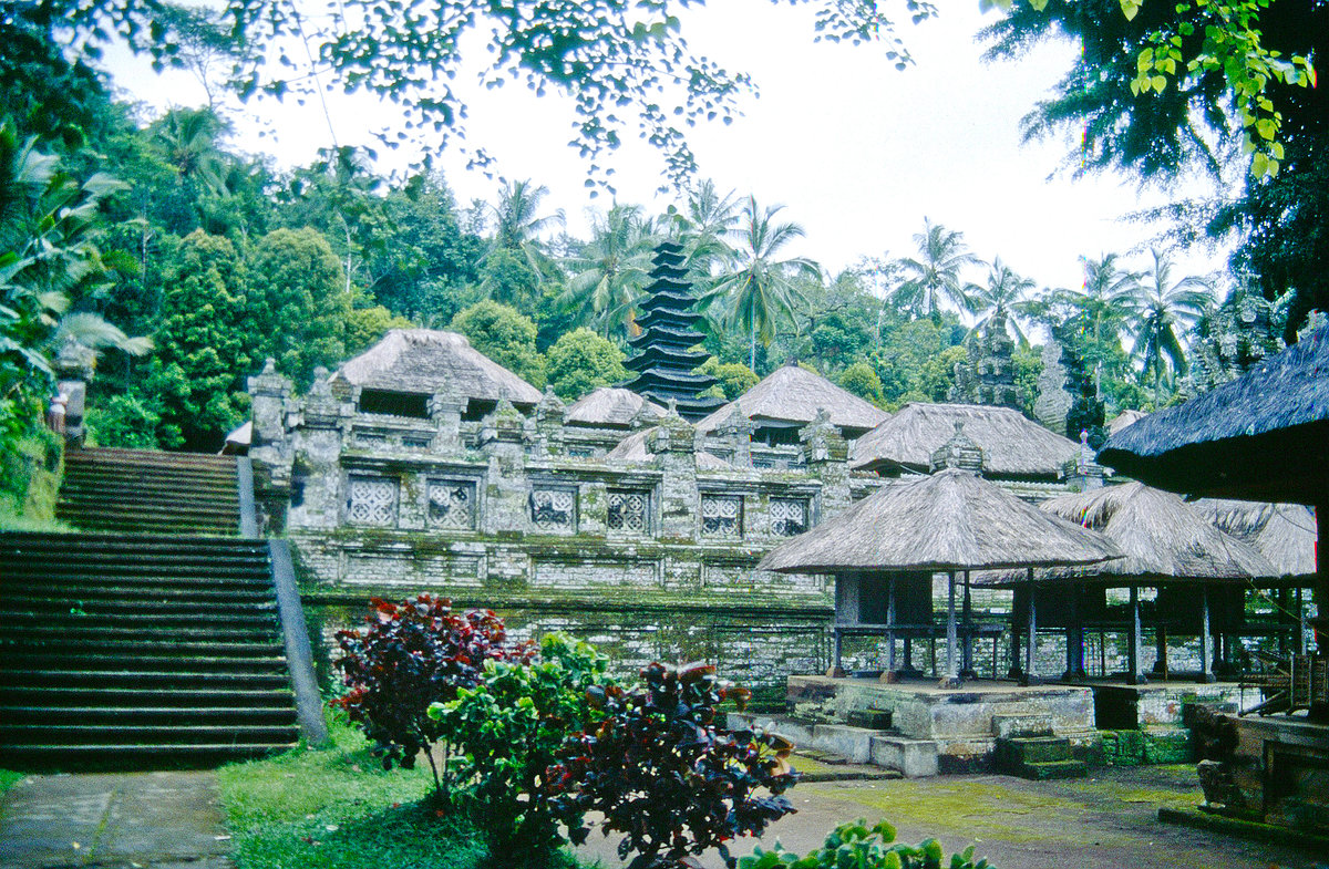 Goa Gajah Tempel auf der Insel Bali in Indonesien. Bild vom Dia. Aufnahme: Mrz 1989.