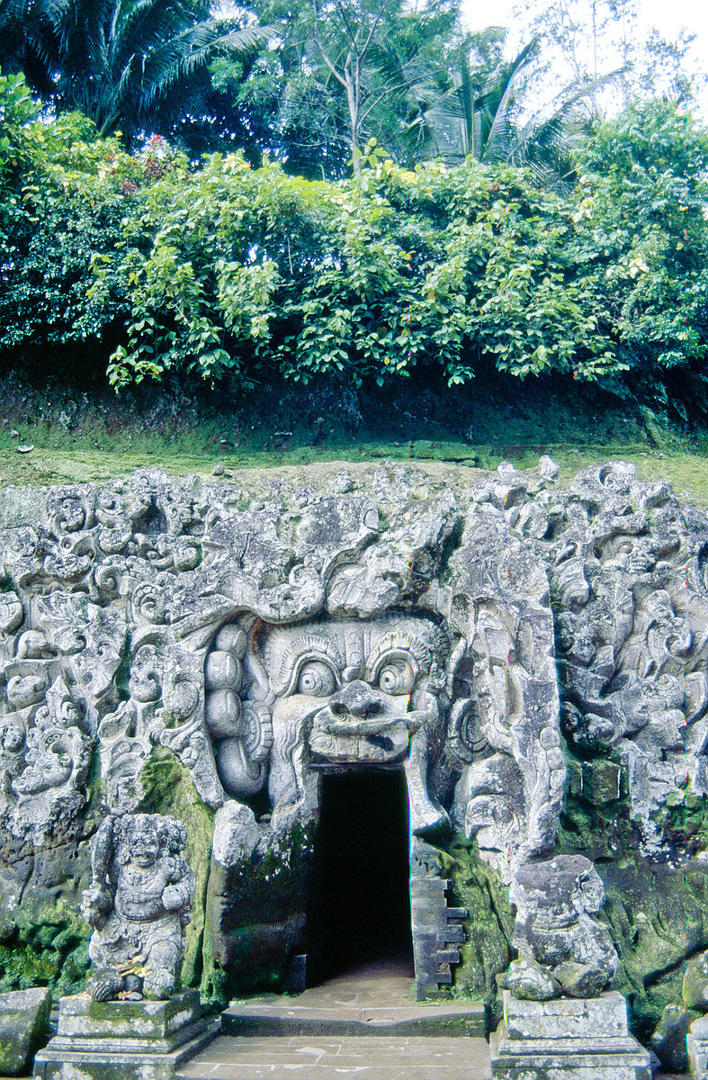 Goa Gala Tempel auf der Insel Bali in Indonesien. Bild vom Dia. Aufnahme: Mrz 1989.