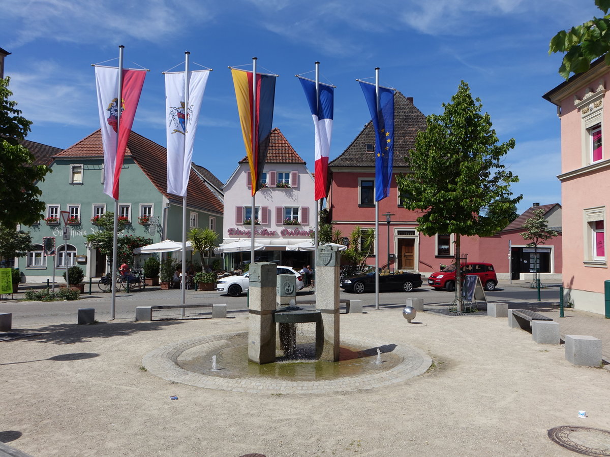 Gochsheim, Brunnen und Gebude am Platz am Plan (28.05.2017)