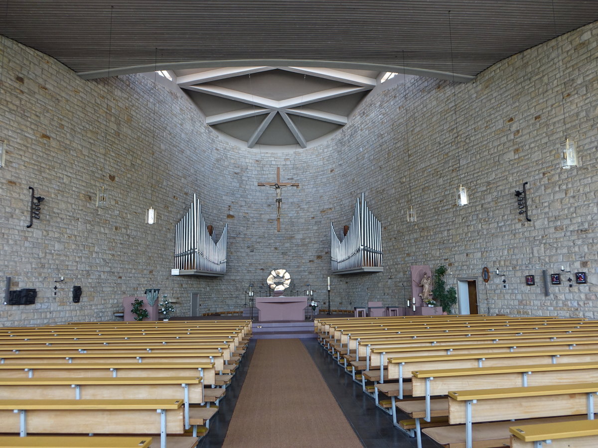 Gochsheim, kath. Pfarrkirche St. Michael, erbaut von 1960 bis 1961 (28.05.2017)