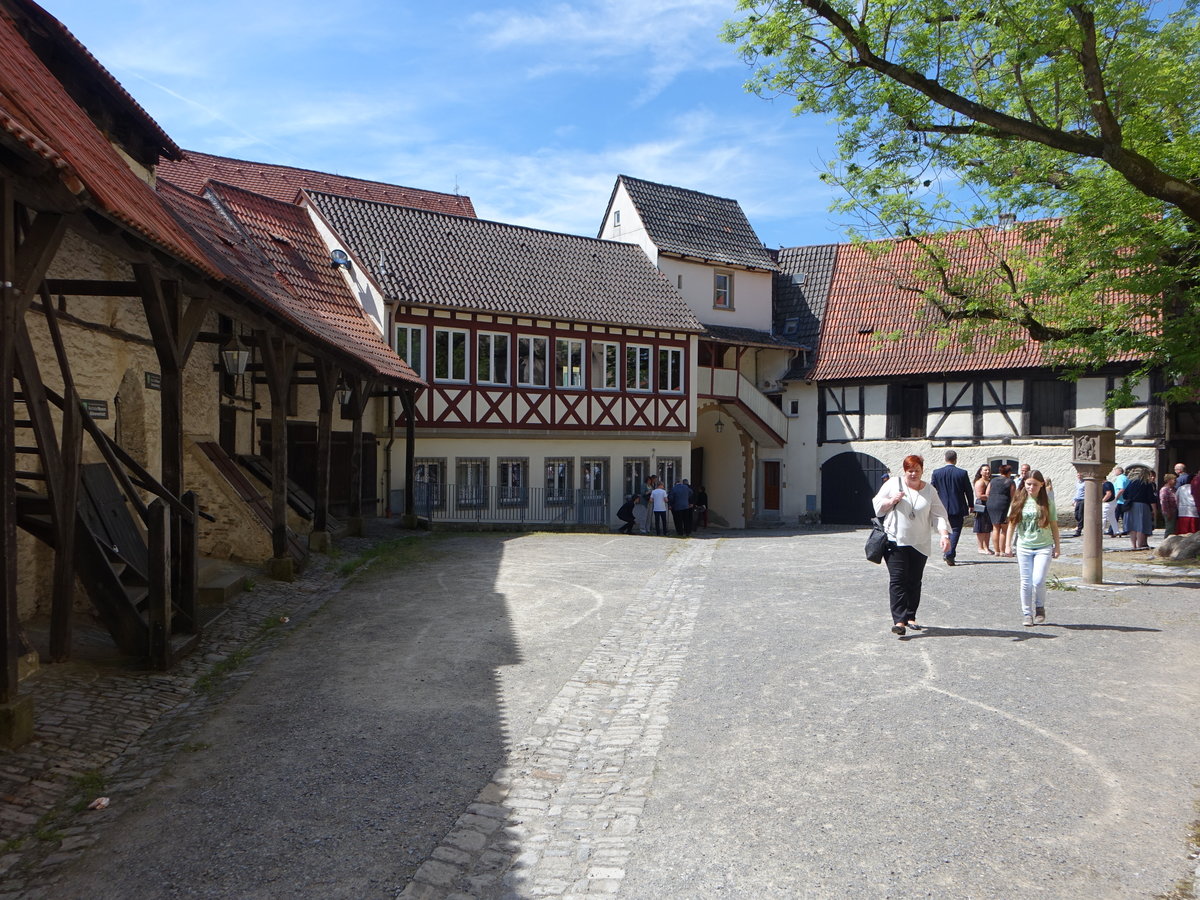Gochsheim, Kirchenburg, Gadenanlage mit Torturm, im Kern 14. Jahrhundert (28.05.2017)