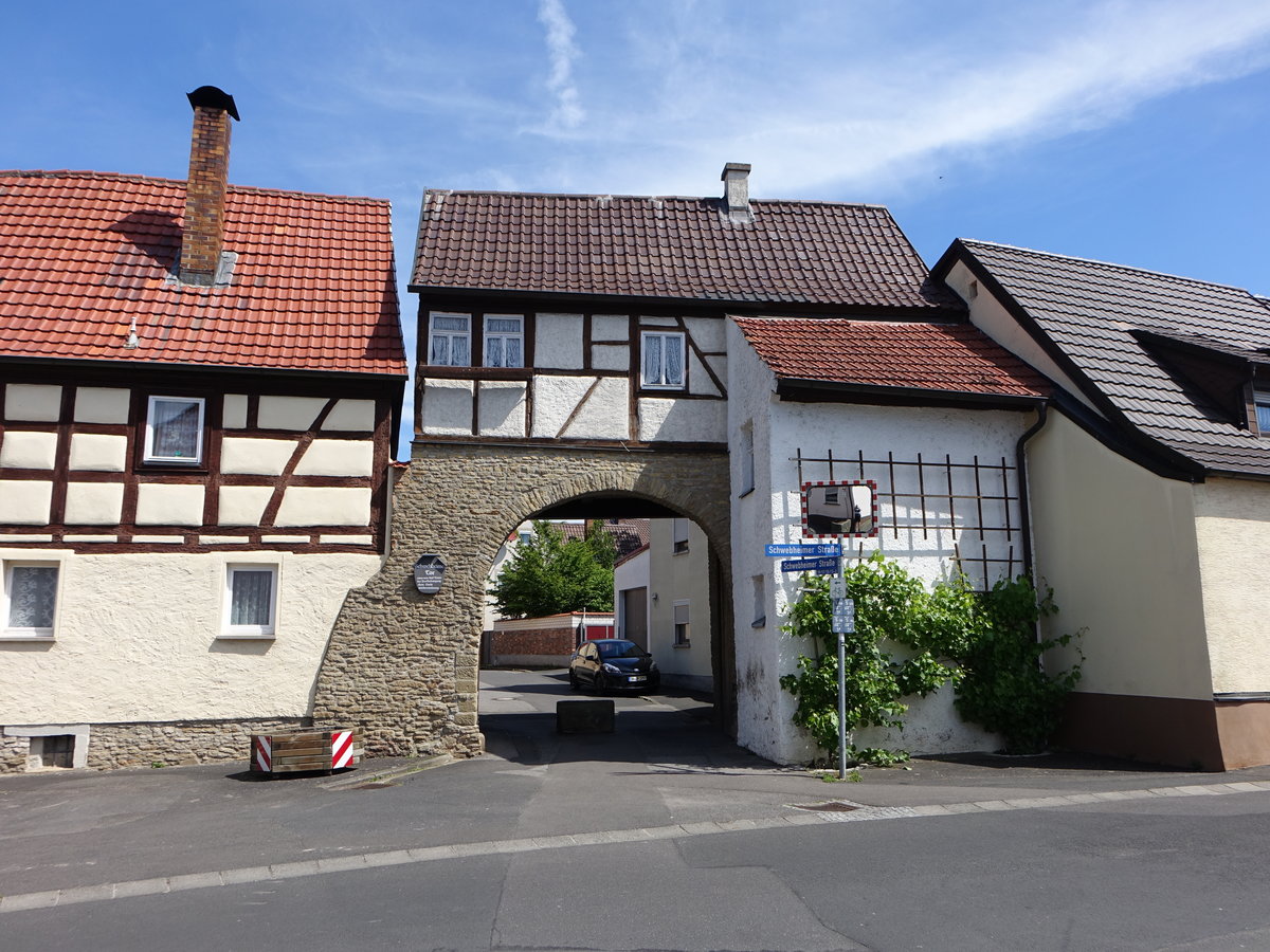 Gochsheim, Schwebheimer Tor, Torhaus mit Fachwerkobergeschoss, erbaut 1739 (28.05.2017)