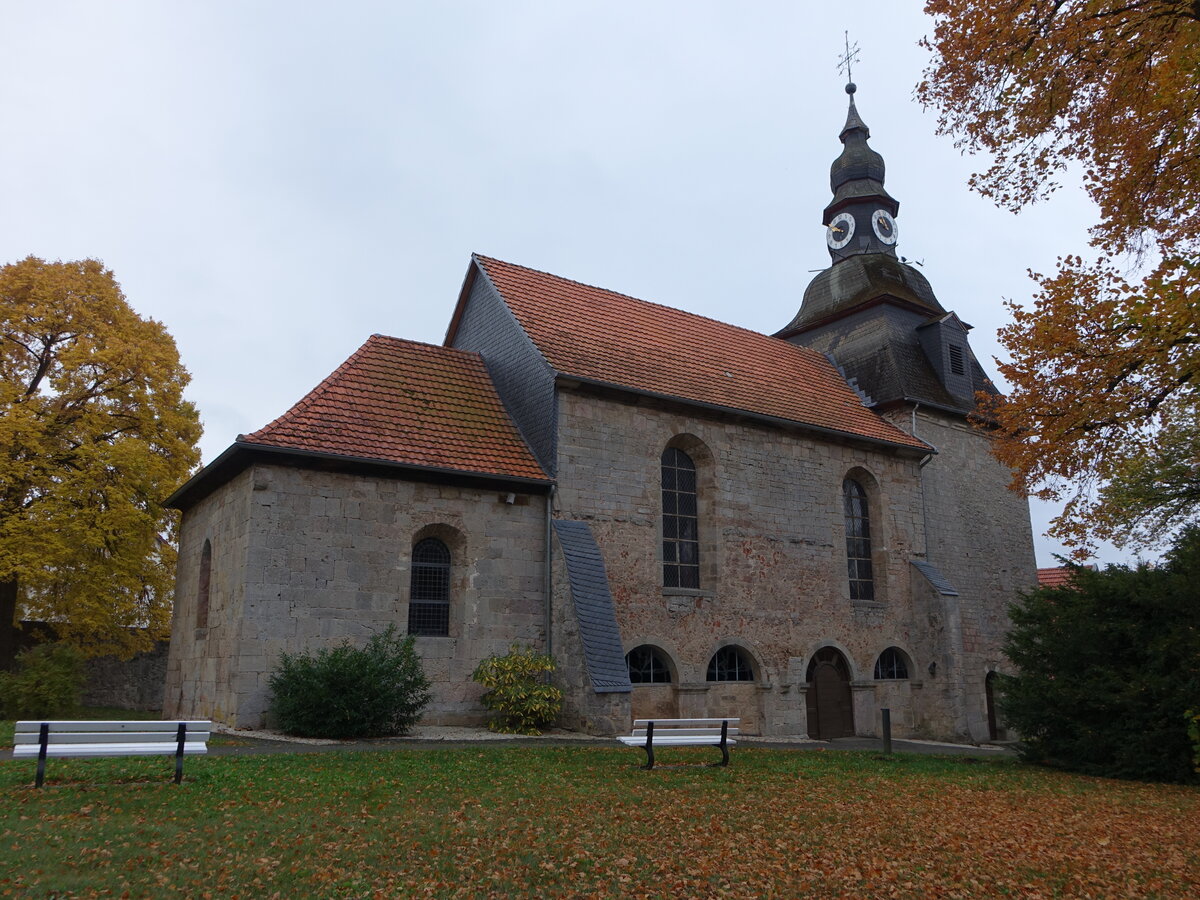 Goddelsheim, evangelische Kirche St. Martin, dreischiffige romanische Basilika, erbaut im 12. Jahrhundert (08.10.2022)