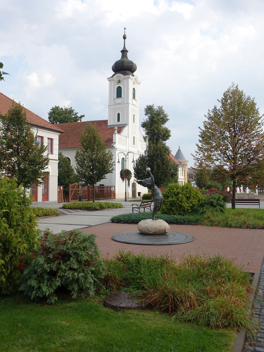 Gdll, Skulptur Kis Balazs und Reformierte Kirche am Szabadsag Ter (02.09.2018)