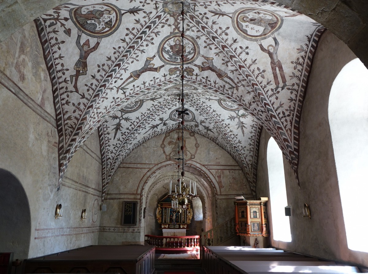Gkhem, Malereien aus dem 15. Jahrhundert von Amund in der Kirche, Taufstein 13. Jahrhundert (14.06.2015)