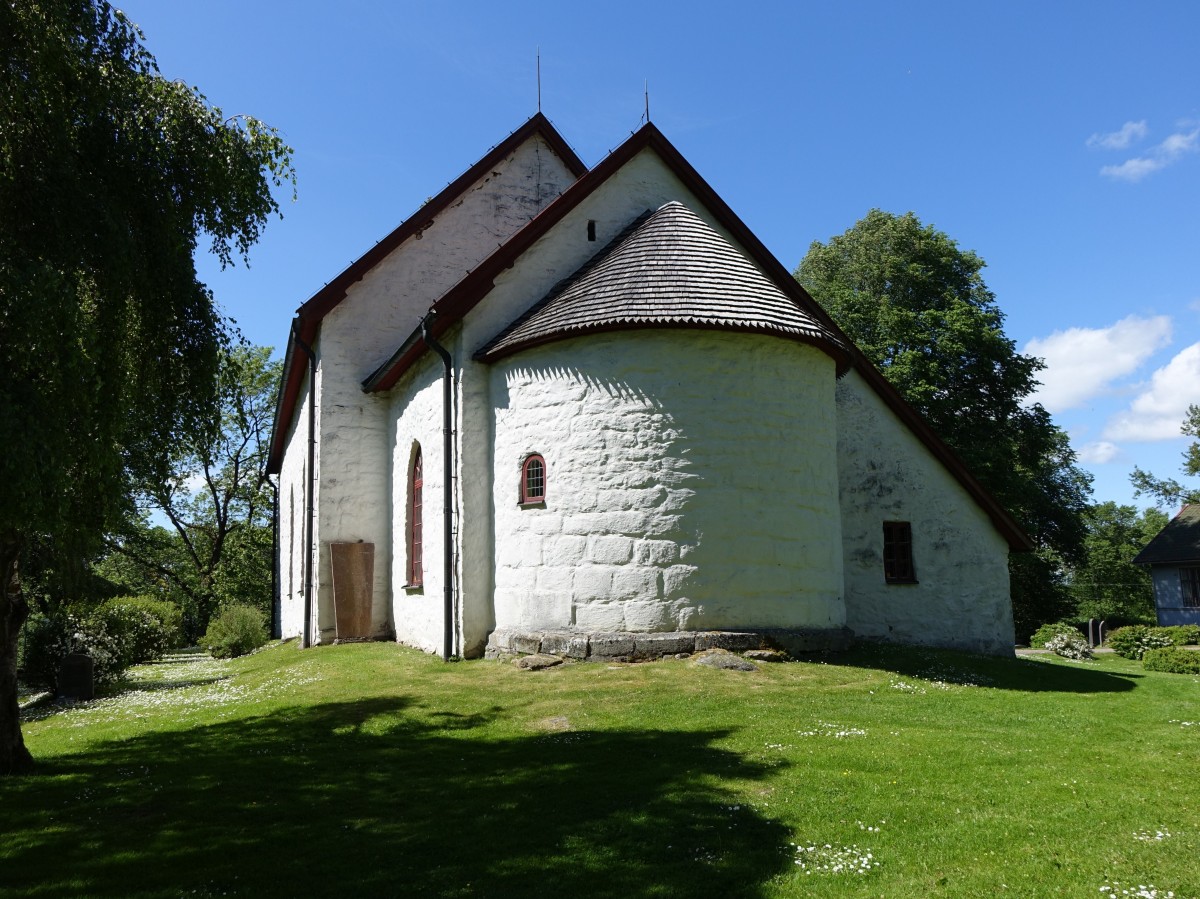 Gkhem, turmlose Apsiskirche aus dem 12. Jahrhundert (14.06.2015)