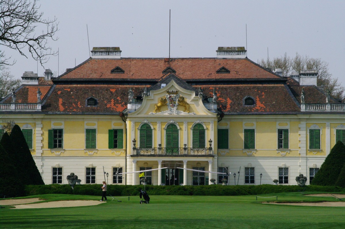 Gllersdorf, barockes Schloss Schnborn, erbaut von 1712 bis 1717 als Sommersitz fr Friedrich Graf von Schnborn, Frstbischof von Wrzburg und Bamberg, Baumeister Johann Lucas von Hildebrandt (19.04.2014)