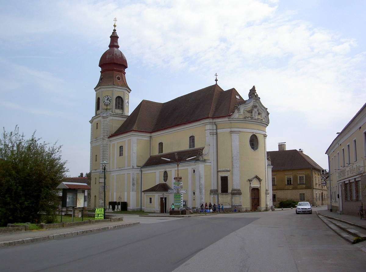 Gllersdorf, St. Martin Kirche, erbaut 1456, barock umgestaltet von 1740 bis 1742 durch Johann Lucas von Hildebrandt, gotischer Nordturm (19.04.2014)